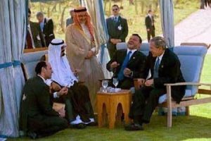 Dari kiri, Raja Abdullah (Saudi), Menlu Arab Saudi, Saud Al-faisal, Raja Abdullah (Jordan), George Bush